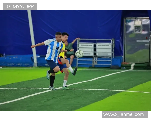 足球明星在草地上滑庆祝的精彩瞬间汇总与回顾